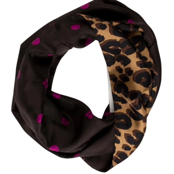 ♥️… LOUIS VUITTON Leopard Twist Infinity Scarf - Picture 2 of 5